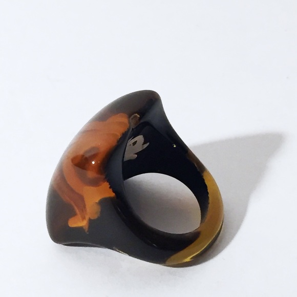 Reverse carved floral Bakelite ring - Picture 6 of 7